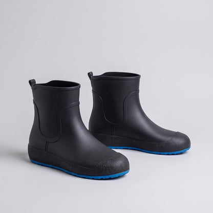 Schwarze kurze Gummistiefel mit blauer Sohle, freigestellt ohne Person | Chaps Herrenmode