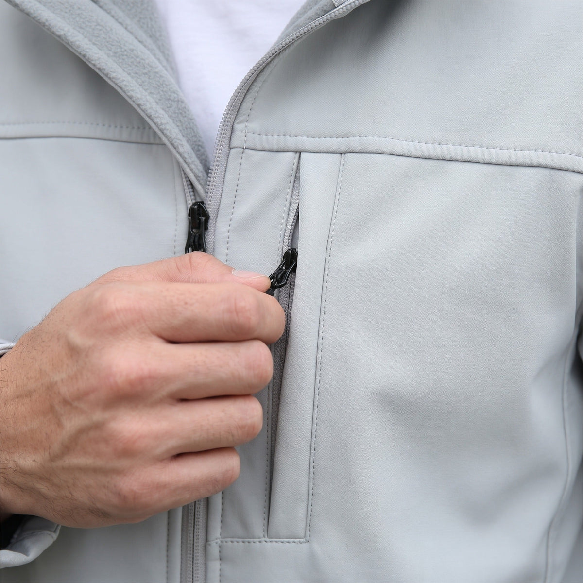 Leichte Softshelljacke Herren | Kapuze | Wasserabweisend | Vier Reißverschlusstaschen