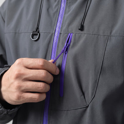 Sportliche Regenjacke Herren | Kapuze | Reißverschlusstaschen | Hüftlang