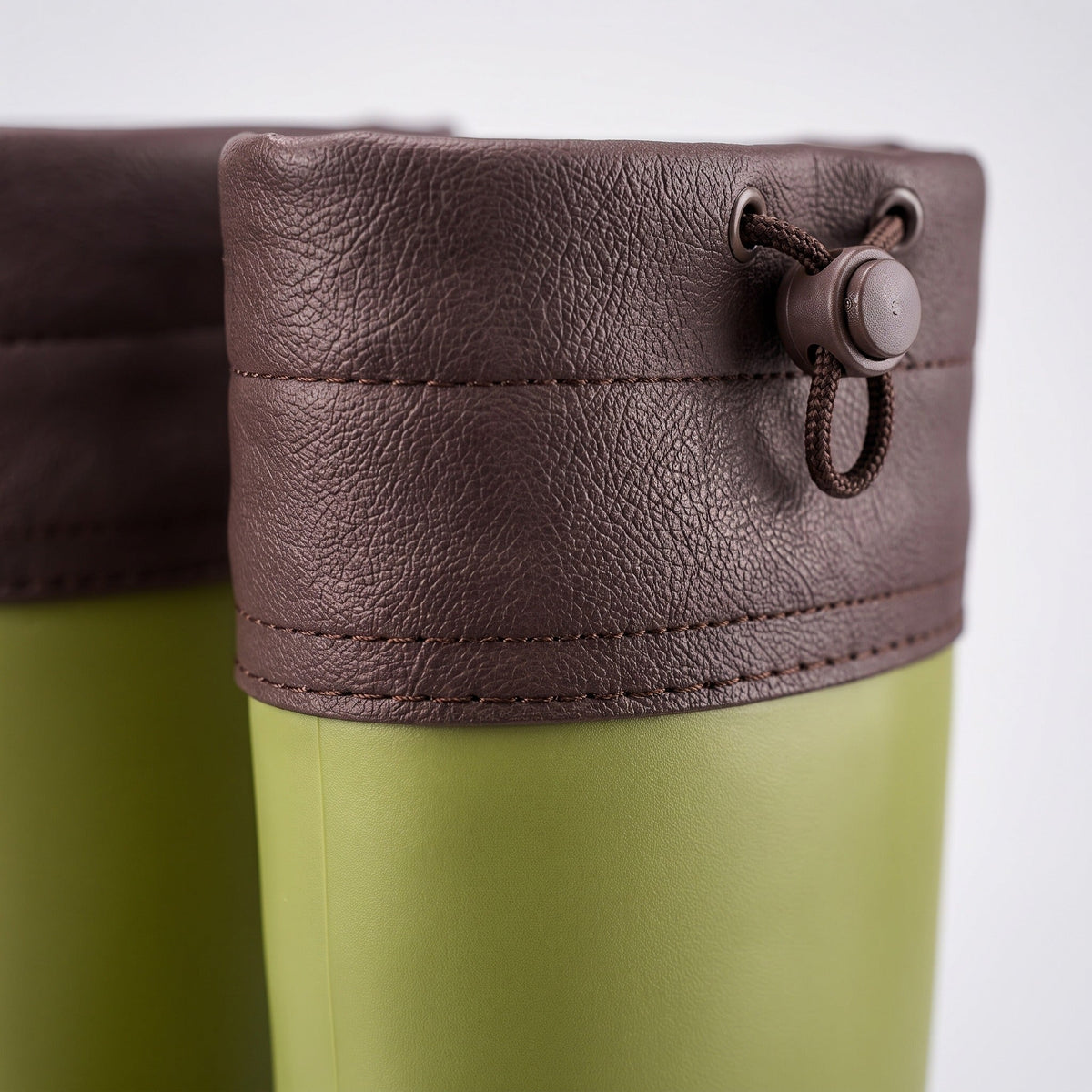 Grüner Gummistiefel mit brauner Stulpe und Kordelzug, Nahaufnahme ohne Person | Chaps Herrenmode