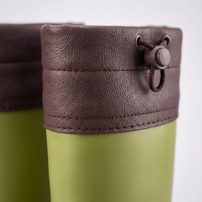 Grüner Gummistiefel mit brauner Stulpe und Kordelzug, Nahaufnahme ohne Person | Chaps Herrenmode