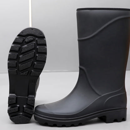 Schwarzer Gummistiefel hoch, stehend mit sichtbarer Profilsohle und zweitem Stiefel daneben | Chaps Herrenmode