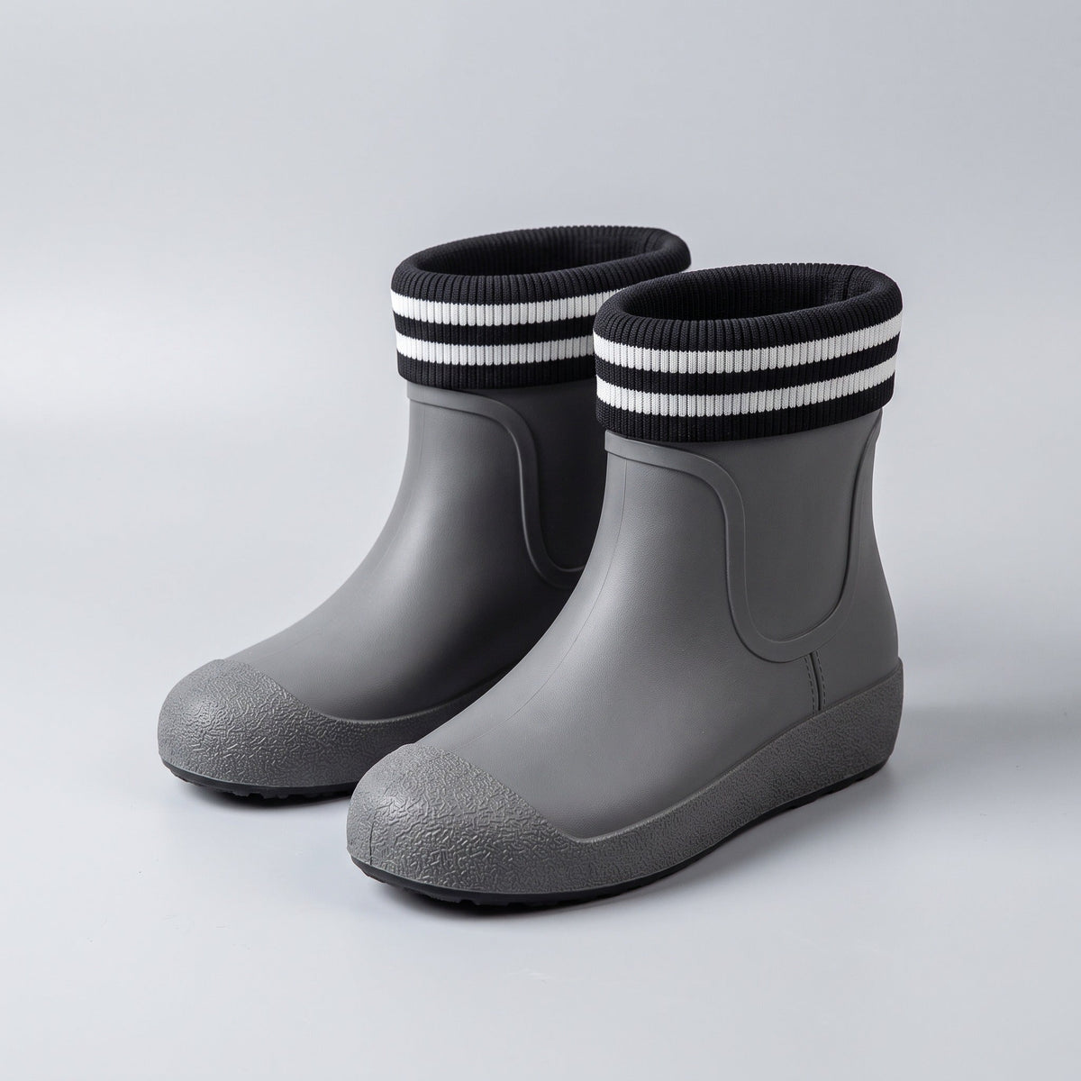Graue Gummistiefel mit schwarz-weiß gestreiftem Strickbund, freistehend fotografiert | Chaps Herrenmode