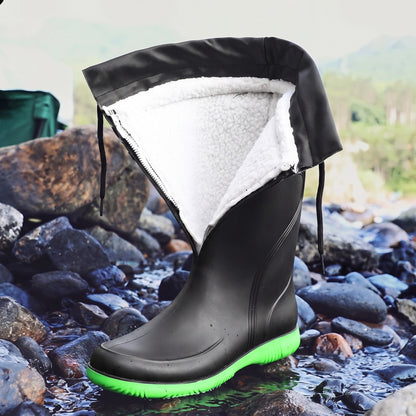 Schwarzer Gummistiefel mit grüner Sohle, gefüttert, auf Steinen am Wasser | Chaps Herrenmode
