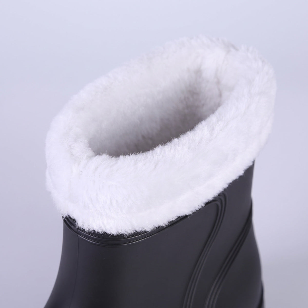 Schwarzer Gummistiefel mit weißem Plüschfutter, Nahaufnahme des Schafts | Chaps Herrenmode