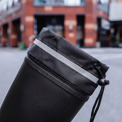 Schwarzer Gummistiefel mit Kordelzug-Tasche, getragen auf unscharfem Straßenhintergrund | Chaps Herrenmode