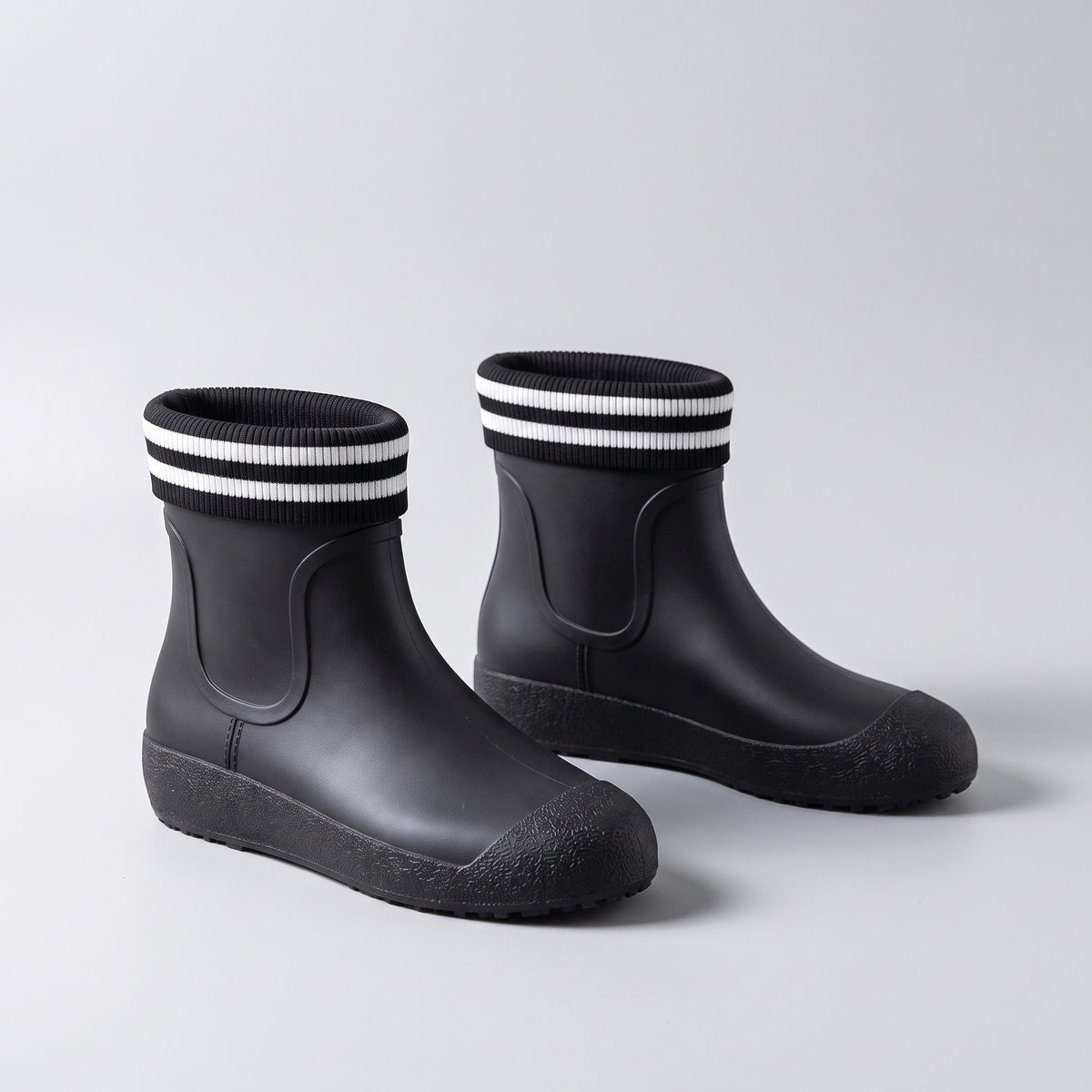 Schwarze kurze Gummistiefel mit gestreiftem Strickbündchen, freigestellt fotografiert | Chaps Herrenmode