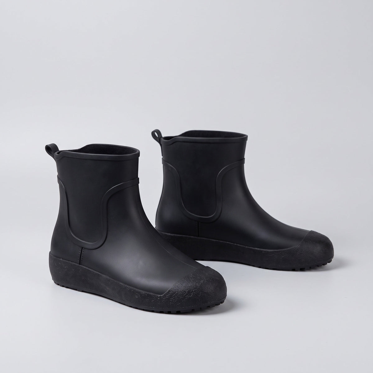 Schwarze kurze Gummistiefel Herren, freigestellt ohne Person, Paar nebeneinander | Chaps Herrenmode