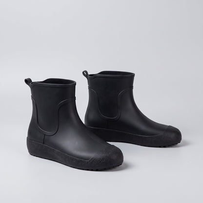 Schwarze kurze Gummistiefel Herren, freigestellt ohne Person, Paar nebeneinander | Chaps Herrenmode