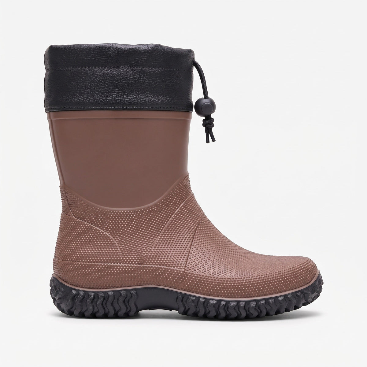 Brauner Gummistiefel mit schwarzem Kragen und Kordelzug, freigestellt fotografiert | Chaps Herrenmode