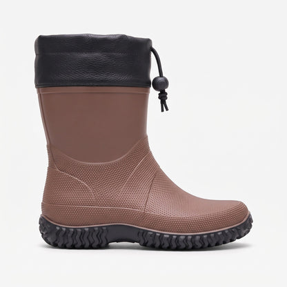 Brauner Gummistiefel mit schwarzem Kragen und Kordelzug, freigestellt fotografiert | Chaps Herrenmode