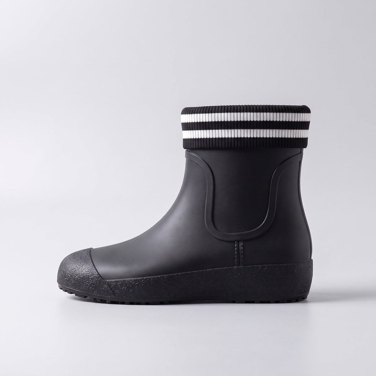 Schwarzer kurzer Gummistiefel mit gestreiftem Bündchen, seitliche Ansicht freigestellt | Chaps Herrenmode