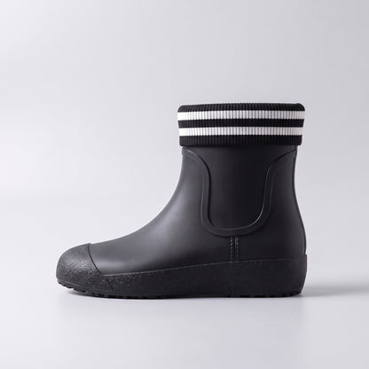 Schwarzer kurzer Gummistiefel mit gestreiftem Bündchen, seitliche Ansicht freigestellt | Chaps Herrenmode