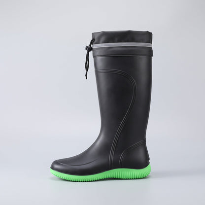 Schwarzer Gummistiefel kniehoch mit grüner Sohle, freigestellt fotografiert | Chaps Herrenmode