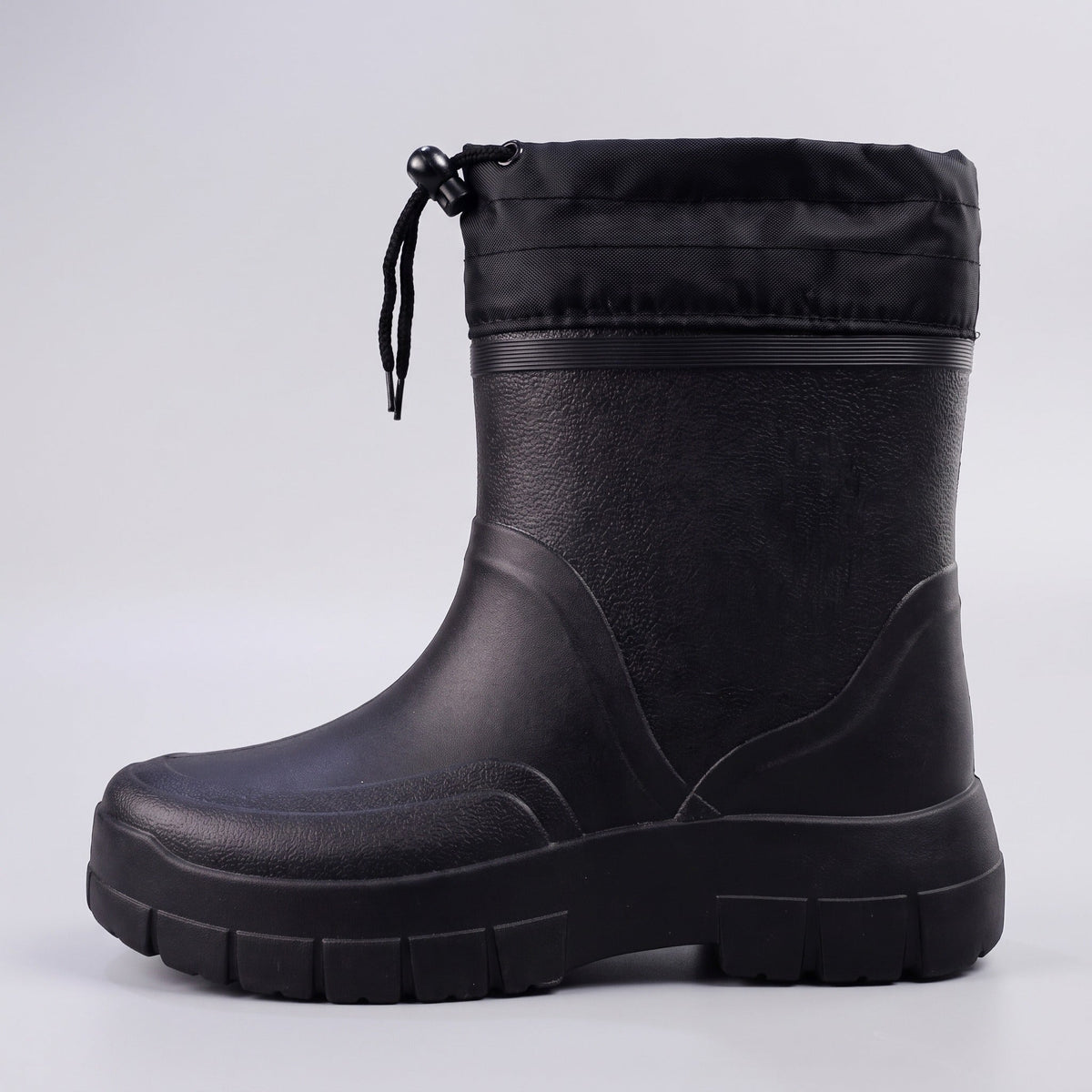 Schwarzer Regenstiefel mit kurzem Schaft und Kordelzug, freigestellt | Chaps Herrenmode