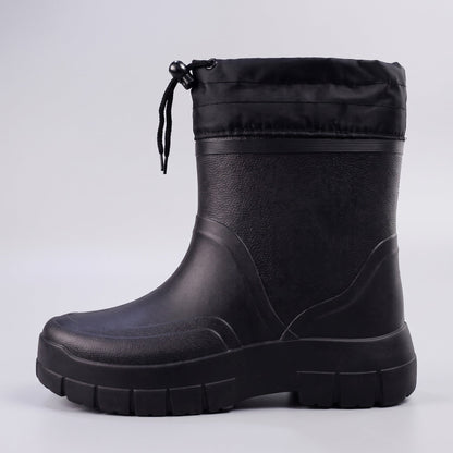 Schwarzer Regenstiefel mit kurzem Schaft und Kordelzug, freigestellt | Chaps Herrenmode