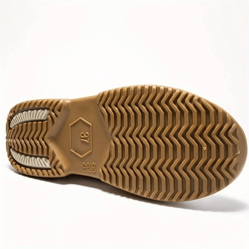 Schuhsohle in Beige mit Zickzack-Profilmuster, flach fotografiert von unten | Chaps Herrenmode
