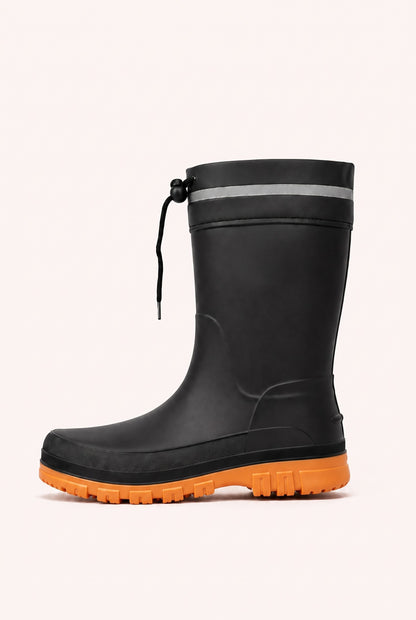 Schwarzer Gummistiefel mit oranger Sohle, reflektierendem Streifen und Kordelzug, freigestellt | Chaps Herrenmode