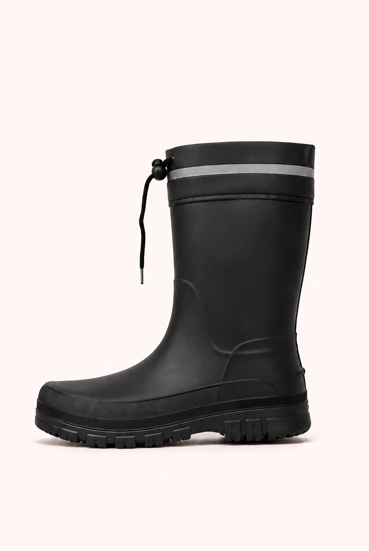 Schwarzer Gummistiefel mit Reflexstreifen und Kordelzug, freigestellt ohne Person | Chaps Herrenmode