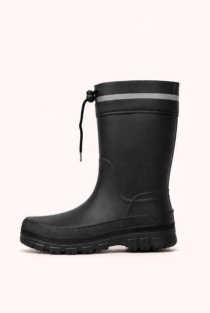 Schwarzer Gummistiefel mit Reflexstreifen und Kordelzug, freigestellt ohne Person | Chaps Herrenmode