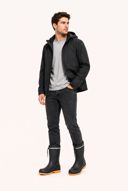 Schwarze Gummistiefel mit gelber Sohle, von Mann getragen, Ganzkörperaufnahme | Chaps Herrenmode