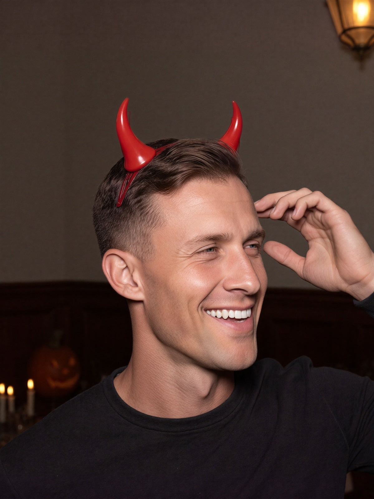 Model mit roten Teufelshörnern als Haarspangen