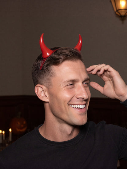 Model mit roten Teufelshörnern als Haarspangen