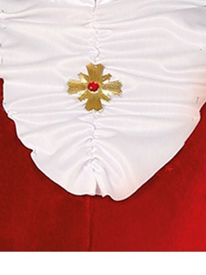 Nahaufnahme vom gerüschten Jabot mit goldenem Kreuz